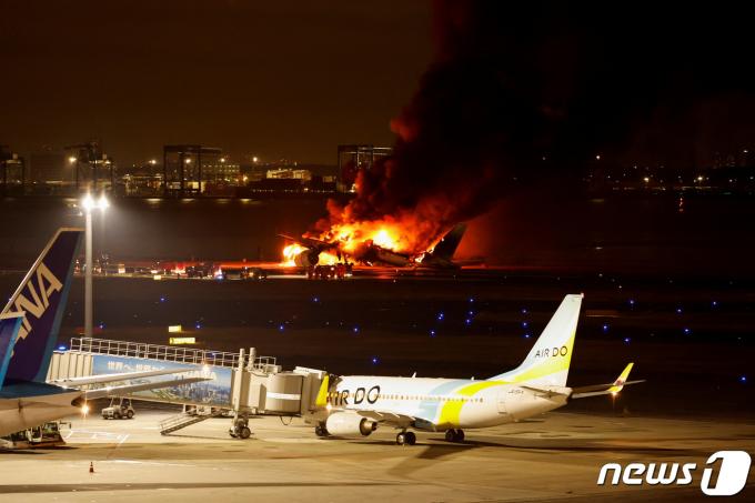 2일 도쿄 하네다 공항에서 발생한 화재의 원경 사진 ⓒ 로이터=뉴스1 ⓒ News1 박형기 기자