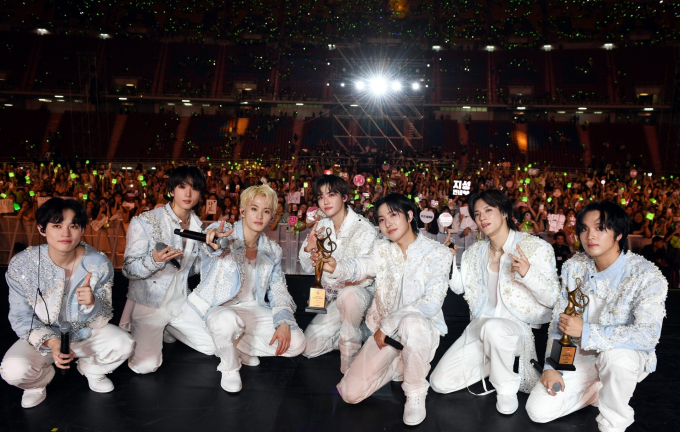 그룹 '엔시티 드림(NCT DREAM)'이 2년 연속 '서울가요대상' 단독 대상 트로피를 들어 올렸다. /사진=서울가요대상 조직위원회 제공