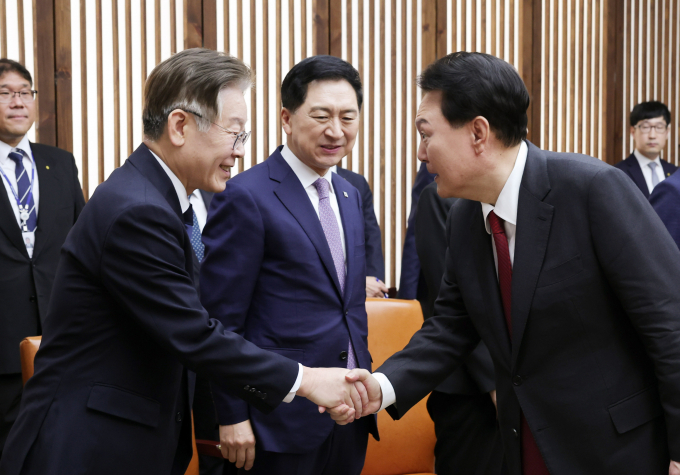 윤석열 대통령과 이재명 더불어민주당 대표, 한동훈 국민의힘 비상대책위원장의 만남이 불발됐다. 사진은 윤 대통령(오른쪽)이 지난해 10월31일 서울 여의도 국회에서 2024년도 예산안 및 기금운용 계획안에 대한 시정연설에 앞서 열린 국회의장, 여야 지도부, 5부요인 사전 환담에서 이 대표(왼쪽)와 악수하는 모습. /사진=뉴시스(대통령실 제공) 