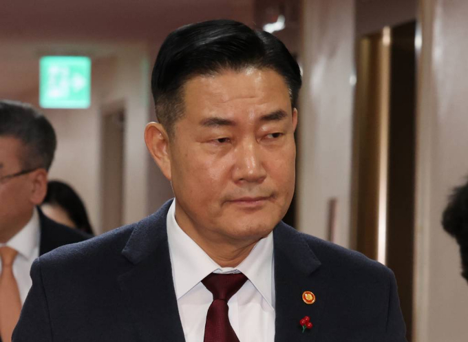 신원식 국방부 장관이 과거 국민의힘 국회의원 시절 본인 사회관계망서비스(SNS)에 독도 영유권 분쟁을 언급한 것과 관련해 국방부가 해명했다. 사진은 신 장관이 지난해 12월29일 서울 종로구 정부서울청사에서 열린 임시국무회의에 참석하고 있는 모습. /사진=뉴시스