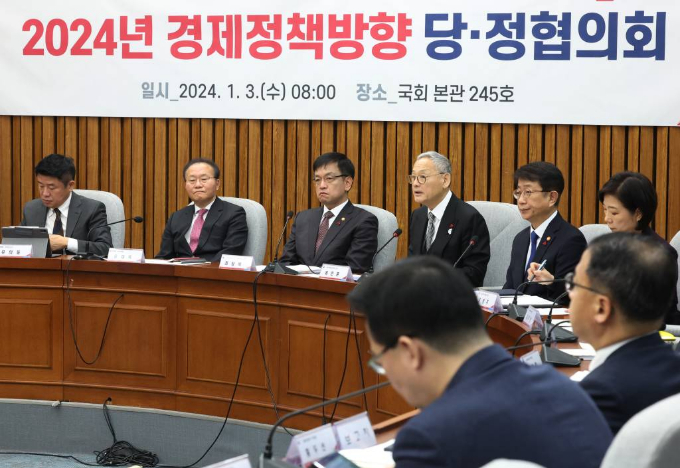 당정이 3일 '경제정책방향 당정협의회'를 열고 자영업자·소상공인 지원과 부동산 경기 부진 개선 방향 등 경제정책 방향을 폭넓게 논의했다. 사진은 유인촌 문화체육관광부 장관(왼쪽에서 네번째)이 3일 서울 여의도 국회에서 열린 '2024년 경제정책방향 당정협의회'에서 발언을 하고 있는 모습. /사진=뉴스1