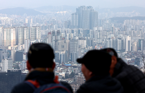 4일 부동산 정보제공 업체 '부동산R114'에 따르면 2024년에는 전국 33만가구의 집들이가 예정돼 있다. 1분기에는 월평균 3만6000가구가 입주하지만 4월 이후로는 2만5000가구 수준으로 급감한다. 서울 등 4개 주요 도시에서 입주물량이 특히 많이 줄어드는 경향을 보인다./사진=뉴스1