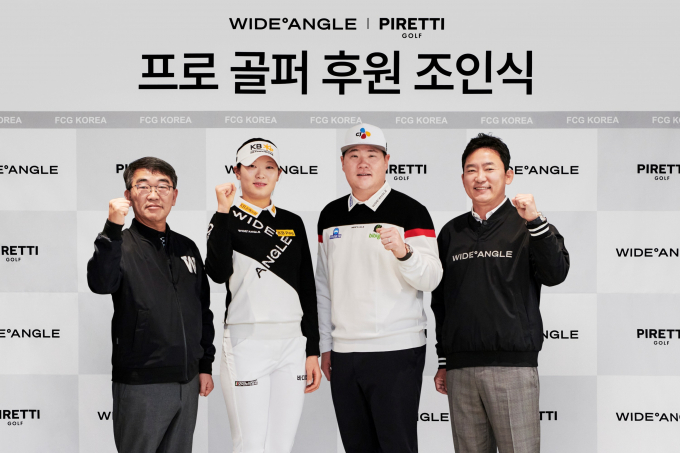 왼쪽부터 지철종 FCG코리아 대표, 방신실, 임성재, 정영훈 케이투코리아그룹 회장이 기념 촬영을 하고 있다. /사진= 프리즘