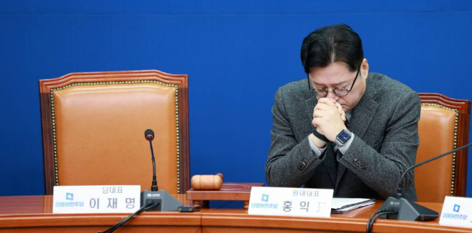 더불어민주당이 이재명 대표의 흉기 피습과 관련해 "가짜뉴스 유포자들과 추가테러 예고에 대해 엄정한 법적 초치를 할 것"이라고 밝혔다. 사진은 3일 오전 서울 여의도 국회에서 열린 최고위원회의에 이재명 대표는 지난 2일 흉기 피습 사건으로 인해 불참한 가운데 홍익표 더불어민주당 원내대표가 두 손을 모아 생각에 잠겨 있다. /사진=뉴시스