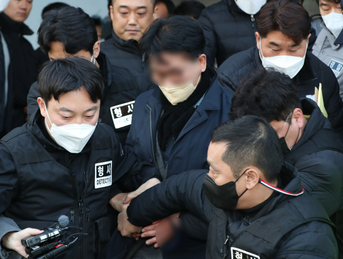 경찰이 이재명 더불어민주당 대표를 흉기로 공격한 피의자에 대한 구속영장을 신청할 예정이다. 사진은 피의자가 지난 2일 오후 부산 연제구 부산경찰청에 마련된 수사본부로 압송되는 모습. /사진=뉴스1
