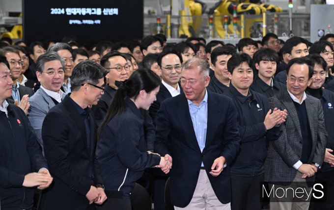 [머니S포토] 현대자동차그룹 2024년 신년회, 격려하는 정의선 회장