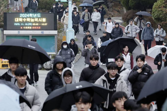 2024학년도 정시모집 원서 접수가 3일부터 오는 6일까지 진행되며 불수능 영향으로 수시에서 정시로 이월하는 인원이 증가할 전망이다. 사진은 지난해 11월16일 서울 종로구 경복고등학교에서 대학수학능력시험을 마친 수험생들. /사진= 뉴시스