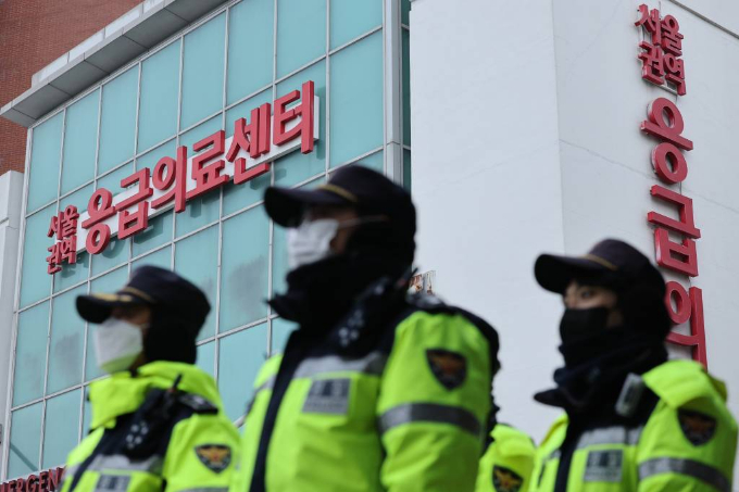 국민의힘이 이재명 더불어민주당 대표를 피습한 피의자의 정당 가입 이력을 두고 의혹이 제기되자 유감을 표했다. 사진은 3일 오전 피습을 당한 이 대표가 입원 중인 서울 종로구 서울대병원 응급의료센터 앞에 경찰이 배치 있는 모습. /사진=뉴스1