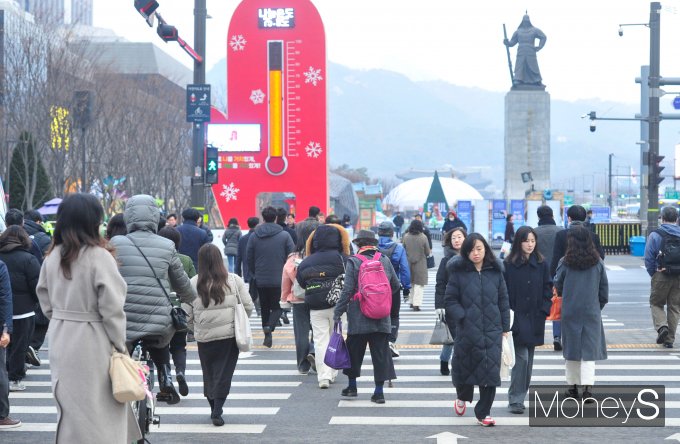 오는 4일에는 체감온도는 영하 10도를 밑도는 곳이 있겠다. 전국 대부분 지역의 미세먼지가 '나쁨' 수준으로 예상된다. 사진은 2024년 갑진년 새해 첫 출근일인 지난 2일 오전 서울 종로구 광화문네거리 인근에서 직장인들이 출근길 발걸음을 재촉하는 모습. /사진=장동규 기자