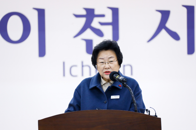 김경희 이천시장이 3일 시청 대회의실에서 신년 기자회견을 열고 2024년을 '민선8기의 속도를 더하는 해'로 정하고 '민생과 지역경제에 활력을 불어넣고 첨단산업을 육성하겠다'는 포부를 밝혔다. / 사진제공=이천시