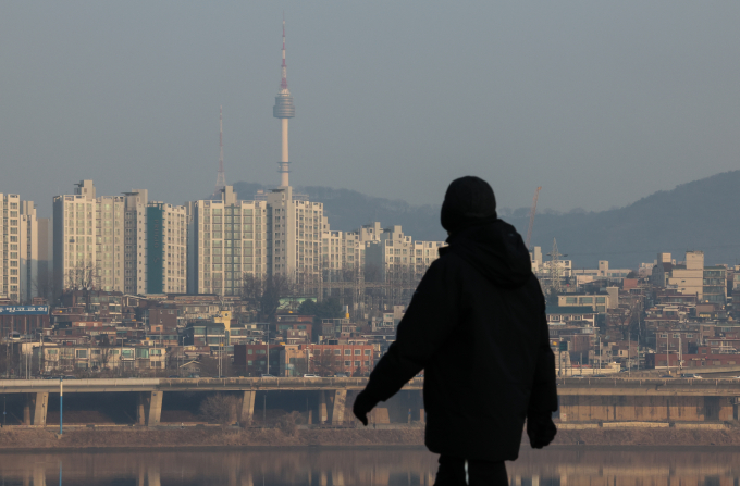 4일에는 아침 최저기온은 영하 8도 깜짝 추위가 예상된다. 체감온도는 영하 10도를 밑도는 곳이 있겠다. 전국 대부분 지역의 미세먼지가 '나쁨' 수준으로 예상된다. 사진은 중국발 스모그가 유입되며 연일 미세먼지가 기승을 부린 지난해 12월28일 서울 반포 한강공원에서 바라본 서울 도심이 뿌연 모습. /사진=뉴스1