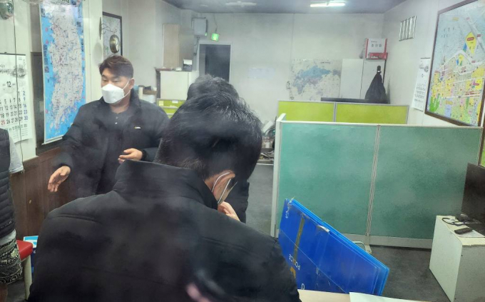 지난 2일 이재명 더불어민주당 대표에게 흉기를 휘두른 60대 김모씨에 대한 압수수색이 시작됐다. 사진은 3일 김씨의 자택과 공인중개사무소 등을 압수수색하는 경찰. /사진= 뉴스1