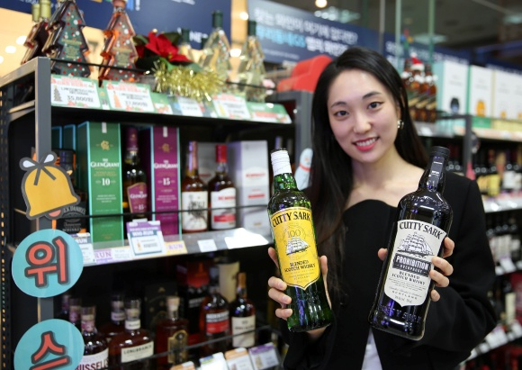 GS25가 이달 1일부터 가성비 위스키 커티삭과 커티삭프로히비션을 판매한다. /사진=GS리테일