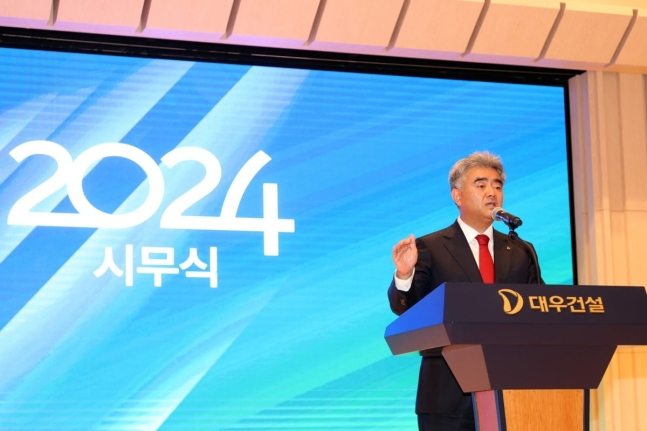 정원주 대우건설 회장(대한주택건설협회 회장)이 "단순 시공만으로 이윤 확보와 성장에 한계가 있을 수밖에 없어 해외 시장에서 시행과 시공을 병행하는 디벨로퍼로 성과를 거둬야 한다"며 "지난해 10여개 국가를 방문해 시장을 점검하면서 현지 네트워크를 구축했다"고 밝혔다. 정 회장은 북미와 아프리카, 동남아시아 세 곳을 축으로 삼아 개발사업을 통해 성과를 내도록 노력할 것이라고 강조했다. /사진 제공=대우건설