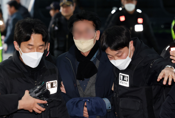 이재명 더불어민주당 대표를 흉기로 습격한 66세 김모씨가 범행 전 KTX울산역을 다녀간 것이 확인됐다. 사진은 이 대표에게 흉기를 휘두른 혐의로 체포된 김씨가 지난 2일 부산 연제구 부산경찰청에 마련된 수사본부로 압송되는 모습. /사진=뉴시스