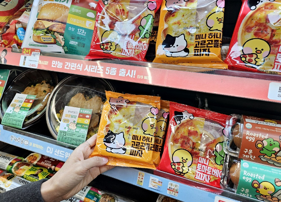 편의점 CU에서 캐릭터 컬래버 상품 매출이 증가하고 있다. 사진은 CU의 망곰이, 미니니 캐릭터 컬래버 상품. /사진=BGF리테일