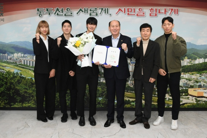 동두천시(시장 박형덕)는 지난 2일 동두천시청 시장실에서 스피드스케이트 국가대표 안현준 선수의 영입 소식을 발표했다. / 사진제공=동두천시