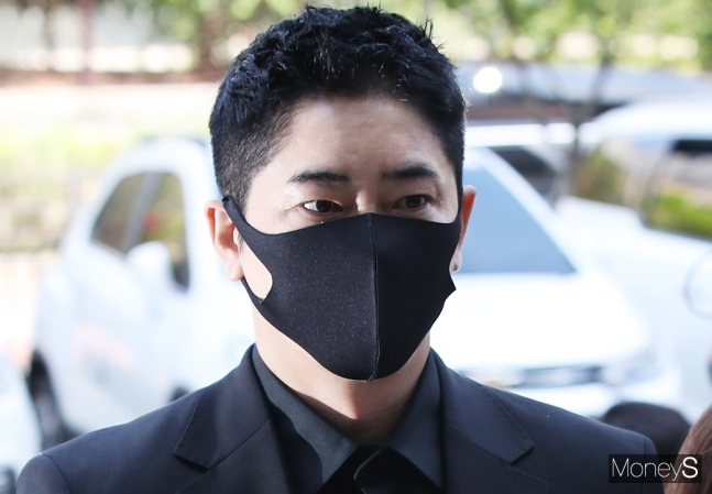 배우 강지환이 전소속사와 소송에서 잇달아 승소하면서 그의 향후 행보에 관심이 모아진다. 사진은 지난 2020년 경기 수원시 영통구 수원고등법원에 출석한 배우 강지환. /사진=임한별 기자