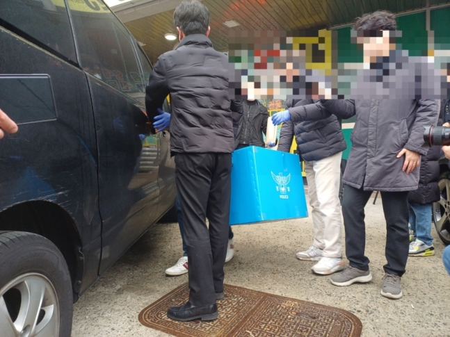 경찰이 이재명 더불어민주당 대표 피습 사건 피의자의 업무 공간인 공인중개사 사무실을 압수수색해 흉기 수점을 발견했다. 사진은 3일 오후 3시 부산경찰청이 충남 아산시 배방읍 공인중개사 사무실 압수수색을 마치고 나오는 모습. /사진=머니투데이