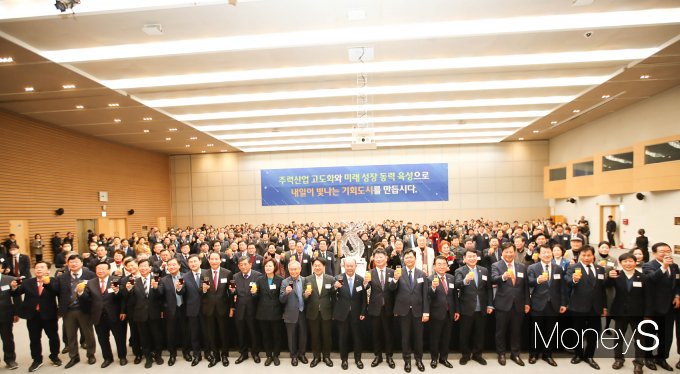 3일 오전 광주 김대중컨벤션센터에서 열린 광주상공회의소 주최 '2024 신년인사회' 참석자들이 지역 경제 발전을 위한 건배를 하고 있다/사진=광주상의 제공.