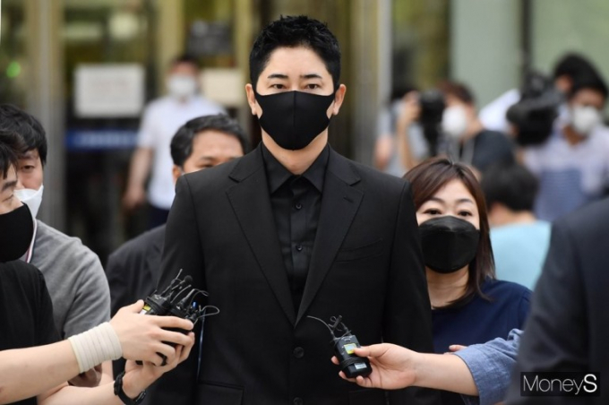 강지환이 전 소속사와의 소송에서 승소했다. 사진은 지난 2020년 경기 수원시 영통구 수원고등법원에 출석한 배우 강지환. /사진=임한별 기자 
