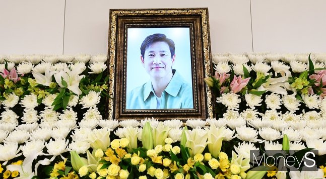 故이선균은 세상을 떠났지만, 끝까지 사실관계를 바로잡을 것을 알리며 명예회복에 나섰다. 사진은 지난해 12월 세상을 떠난 서울대학교병원 장례식장에 마련된 이선균의 빈소. /사진=사진공동취재단