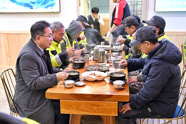 군위군이 올해 새해를 맞이해 힘든 현장에서 깨끗한 명신환경 소속 환경미화원들의 노고를 격려했다./사진제공=대구 군위군