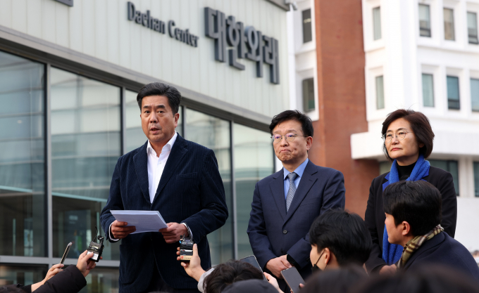 더불어민주당이 3일 이재명 민주당 대표의 수술 경과 브리핑을 열었다. 사진은 강청희 전 의사협회 부회장(왼쪽)이 3일 서울 종로구 서울대병원에서 이 대표의 치료 경과 상태를 브리핑하는 모습. /사진=뉴시스(공동취재)