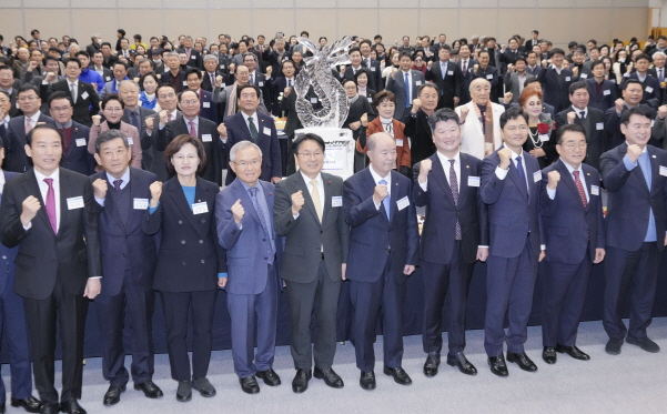 강기정 광주광역시장이 3일 오전 서구 김대중컨벤션센터에서 열린 ‘2024년 광주상공회의소 신년인사회’에 참석해 정창선 광주상공회의소 회장, 기관단체장 등과 힘차게 구호를 외치고 있다./사진=광주시