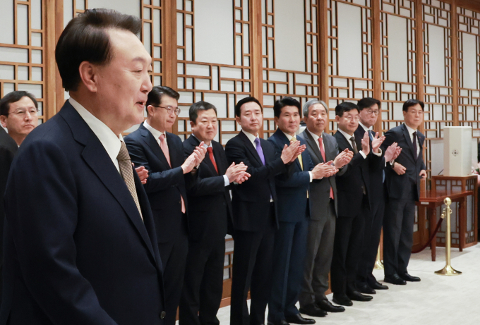 윤석열 대통령이 3일 용산 대통령실에서 7명의 장관들에게 임명장을 수여했다. 사진은 윤 대통령이 3일 서울 용산 대통령실 청사에서 열린 장관급 임명장 수여식에 입장하는 모습. /사진=뉴시스(대통령실통신사진기자단) 