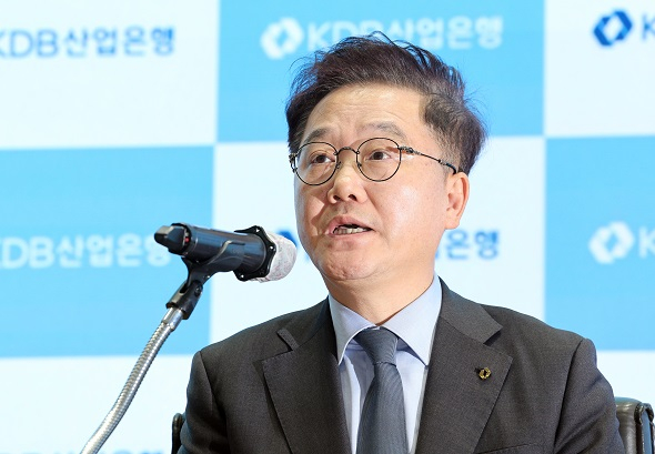 강석훈 KDB산업은행 회장이 3일 오후 서울 여의도 KDB산업은행 본사에서 (주)태영건설 채권자 설명회 종료 후 브리핑을 하고 있다./사진=뉴스1