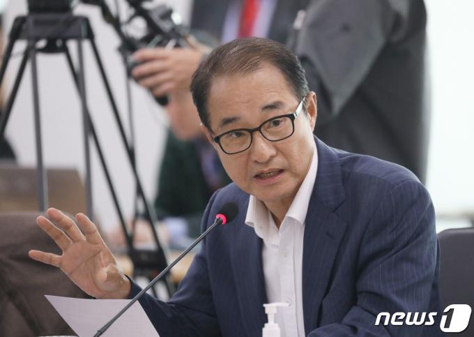 이성만 무소속 의원이 17일 오전 경기 수원시 영통구 경기도청에서 열린 국회 행정안전위원회의 경기도에 대한 국정감사에서 질의를 하고 있다. 2023.10.17/뉴스1 ⓒ News1 김영운 기자
