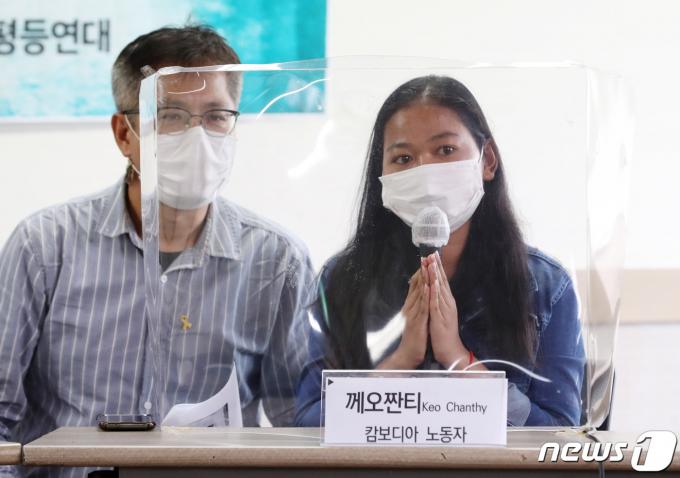 22일 서울 중구 민주노총 중회의실에서 열린 '착취와 무권리의 고용허가제를 말한다' 이주노동자 증언대회에서 께오짠티 캄보디아 노동자가 발언하고 있다. 2021.8.22/뉴스1 ⓒ News1 이성철 기자