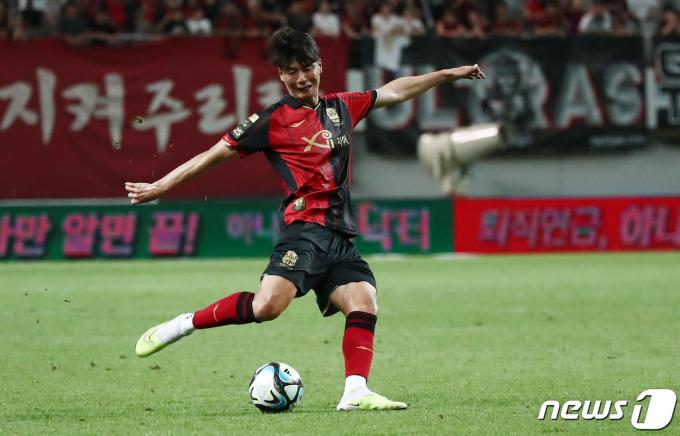 4일 오후 서울 마포구 서울월드컵경기장에서 열린 하나원큐 K리그1 25라운드 FC서울과 포항 스틸러스의 경기에서 서울 기성용이 슛을 시도하고 있다. 2023.8.4/뉴스1 ⓒ News1 김민지 기자