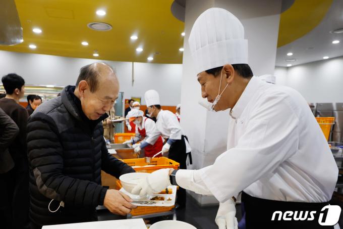 오세훈 서울시장이 2일 서울시청 구내식당에서 갑진년 새해를 맞아 직원들에게 떡국 배식을 하고 있다. (공동취재) 2024.1.2/뉴스1 ⓒ News1 유승관 기자