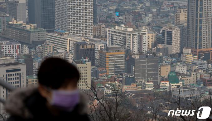 초미세먼지 농도가 '나쁨' 수준을 보인 29일 서울 중구 남산에서 바라본 서울 시내가 뿌옇게 보이고 있다. 2023.12.29/뉴스1 ⓒ News1 김성진 기자