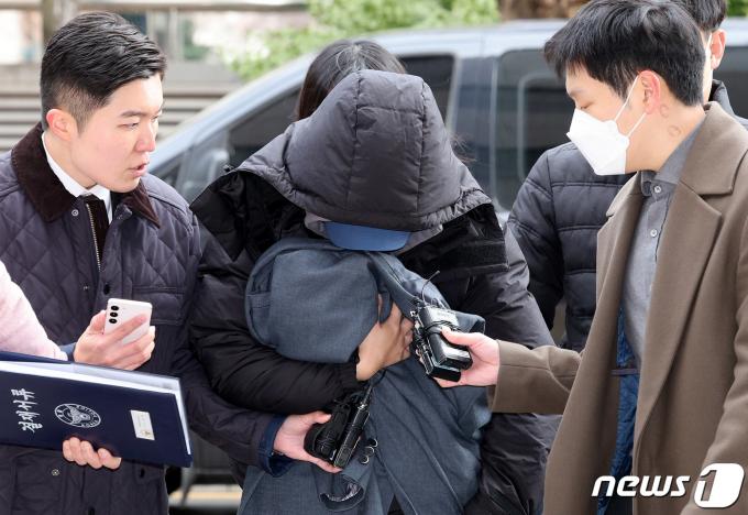 배우 故 이선균에게 협박해 수천만 원을 받은 20대 여성 A씨가 28일 오후 인천 미추홀구 인천지방법원에서 열린 구속 전 피의자 심문(영장실질심사)에 출석하고 있다. 2023.12.28/뉴스1 ⓒ News1 장수영 기자