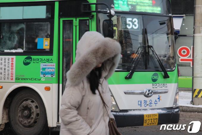 광주·전남 대부분 지역에 대설특보가 발효되는 등 많은 눈이 예고된 21일 오전 광주 북구 오치동에서 한 시민이 패딩으로 중무장한 채 출근길 발걸음을 재촉하고 있다.2023.12.21/뉴스1 ⓒ News1 박지현 수습기자