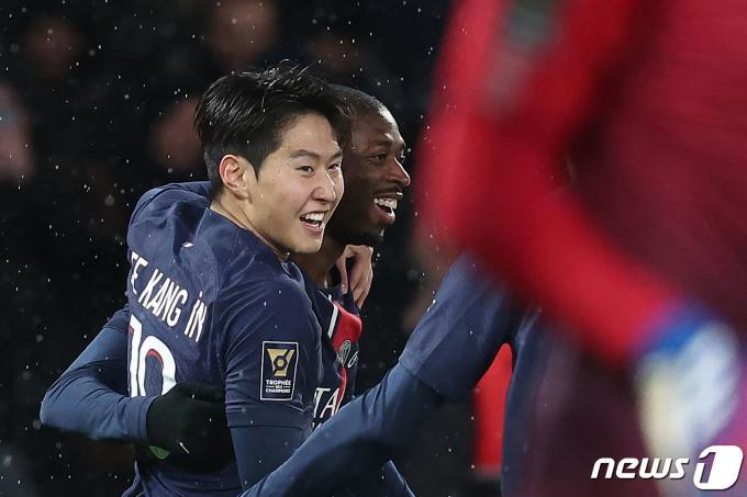 [사진] '슈퍼컵 결승골' 이강인, PSG 입단 후 첫 우승 쾌거