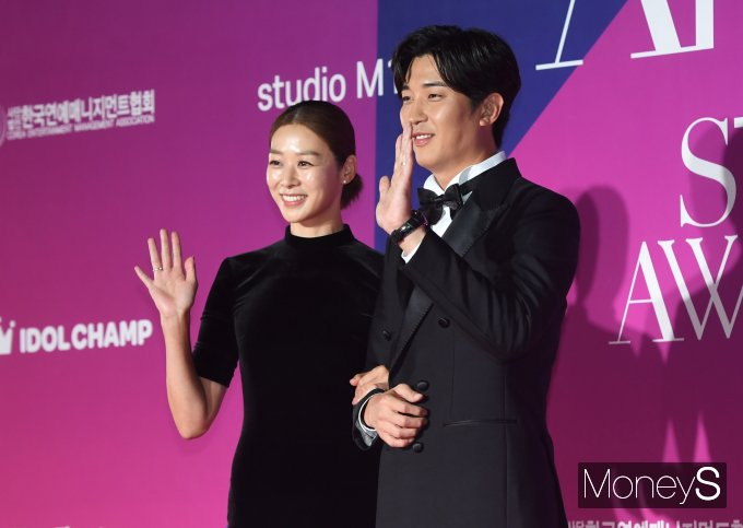 배우 강경준이 상간남으로 피소 당해 대중의 충격이 이어지고 있다. 사진은 지난 2022년 경기 고양시 일산서구 킨텍스 제2전시장에서 열린 제8회 2022 APAN Star Awards(2022 에이판 스타 어워즈) 레드카펫 행사에 참석한 배우 장신영, 강경준 부부. /사진=장동규 기자
