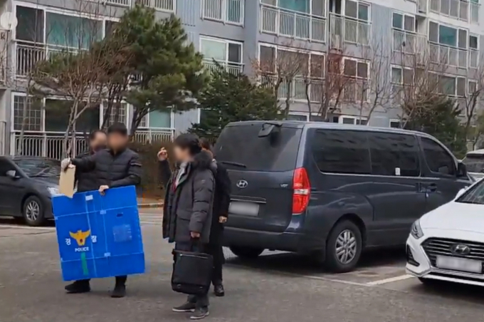  이재명 더불어민주당 대표를 흉기로 공격한 60대 남성에 대한 구속영장이 청구돼 4일 오후 2시 영장실질심사가 열릴 예정이다. 사진은 경찰이 지난 3일 해당 남성의 충남 아산 배방읍 자택을 압수수색하기 위해 이동하는 모습. /사진=뉴스1
