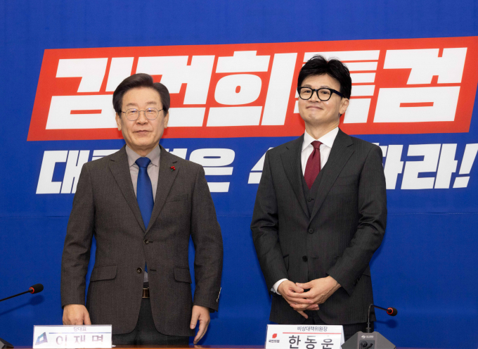4일 여론조사 결과 차기 대통령 선호도에서 이재명 더불어민주당 대표가 39%, 한동훈 국민의힘 비상대책위원장이 35%의 지지율을 보였다. 사진은 이 대표가 지난해 12월29일 서울 여의도 국회 민주당 대표실을 예방한 한 비대위원장과 환담을 나누기 전 기념촬영을 하는 모습. /사진=뉴시스(공동취재사진)