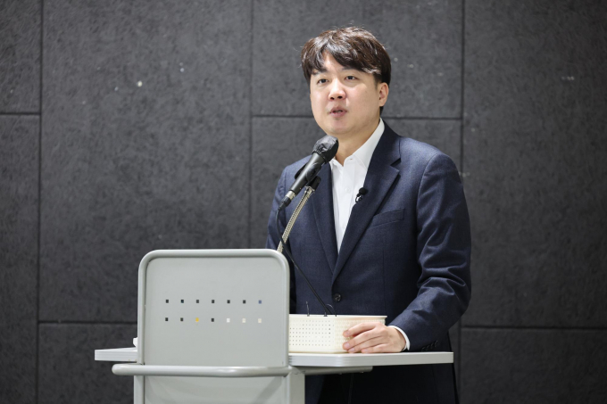 4일 이준석 전 국민의힘 대표가 개혁신당(가칭)이 당원 모집 하루 만에 2만명이 모였다고 밝혔다. 사진은 이 전 대표가 지난 1일 서울역 대회의실에서 열린 개혁신당 신년 하례회에서 발언하는 모습. /사진=뉴시스