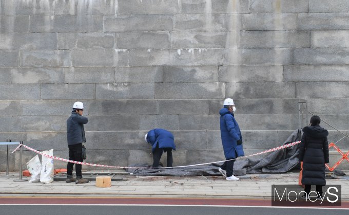[머니S포토] 경복궁 담장 낙서 제거 끝