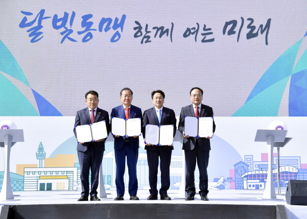 지난해 4월 전북 남원시 광주대구고속도로 지리산휴게소에서 열린 '대구-광주 공항특별법 동시 통과 기념행사'에서 정무창 광주시의회 의장, 홍준표 대구시장, 강기정 광주시장, 정만규 대구시의회 의장이 2038 하계아시안게임 공동 유치와 달빛고속철도 예타면제 특별법 공동 추진을 위한 업무협약을 체결한 뒤 기념촬영을 하고 있다./사진=광주시