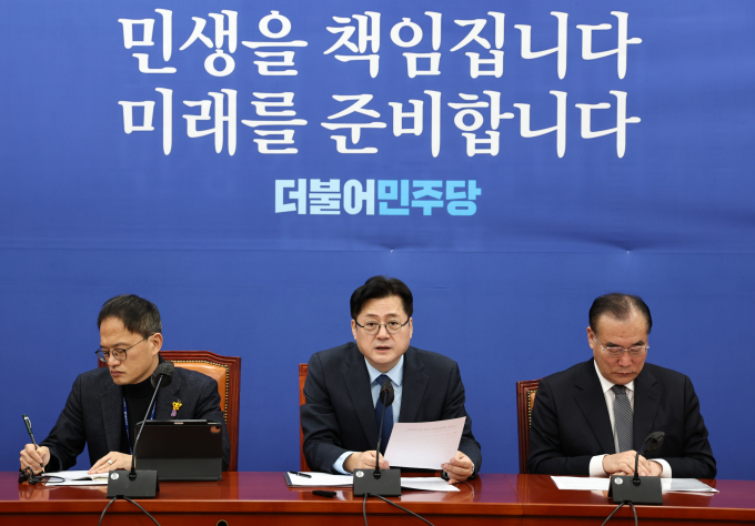 4일 홍익표 더불어민주당 원내대표가 윤석열 대통령에게 독도를 영토 분쟁 지역이라고 한 신원식 국방부 장관을 즉각 파면하라고 촉구했다. 사진은 홍 원내대표(가운데)가 4일 서울 여의도 국회에서 열린 정책조정회의에서 모두발언을 하는 모습. /사진=뉴스1