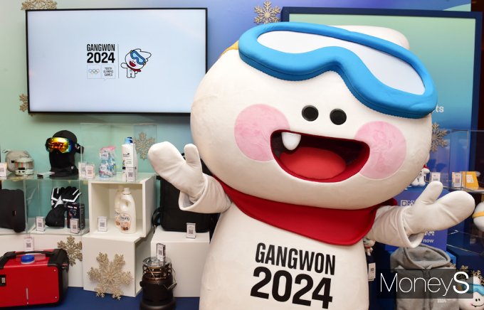 ▲ 2024 강원동계청소년올림픽 마스코트 뭉초 및 대회 상품과 알리스프레스 특별 겨울 세일 상품