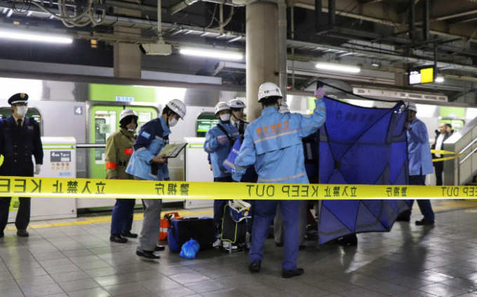 일본 도쿄 지요다구 JR 아키하바라역 야마노테선 열차 내에서 한 여성이 흉기를 휘둘러 승객 4명이 다쳤다. 사진은 이번 사건의 피해자가 구급 대원들에 의해 병원에 이송되는 모습. /사진=로이터