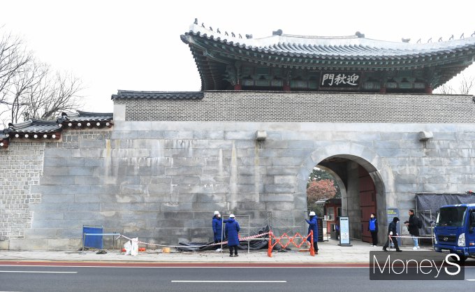 가림막 철거하는 문화재청 관계자들/사진=장동규 기자