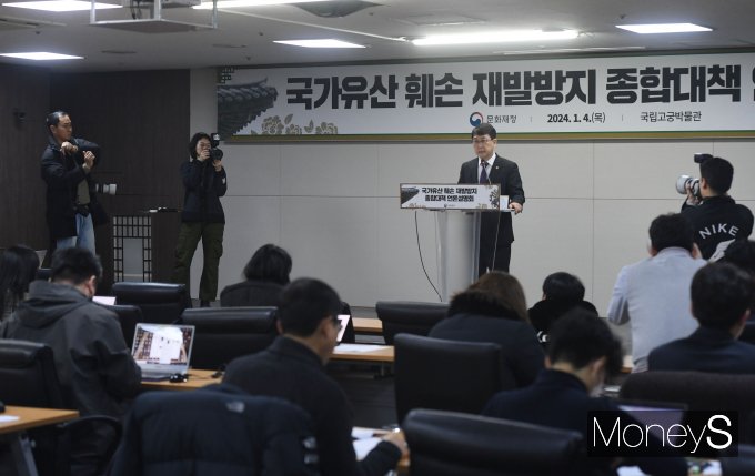 [머니S픽] '낙서 제거' 경복궁 담 공개…